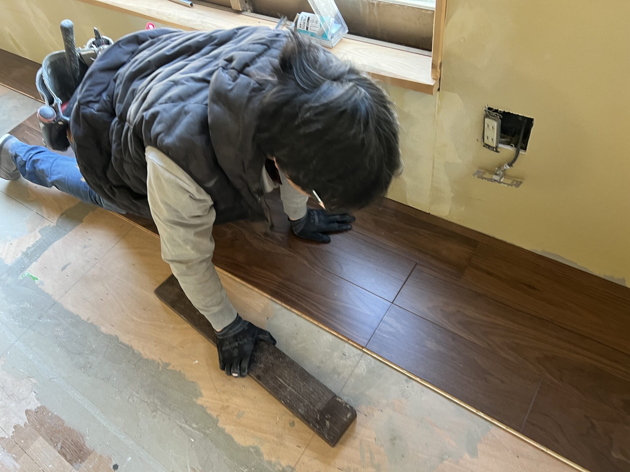 DIYで床フローリング重ね張り(上張り)する方法 - スモスタDIY