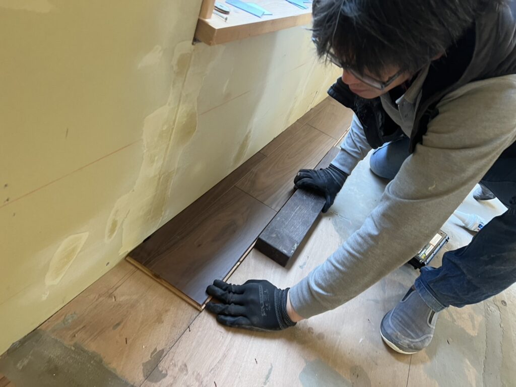 DIYで床フローリング重ね張り(上張り)する方法 - スモスタDIY